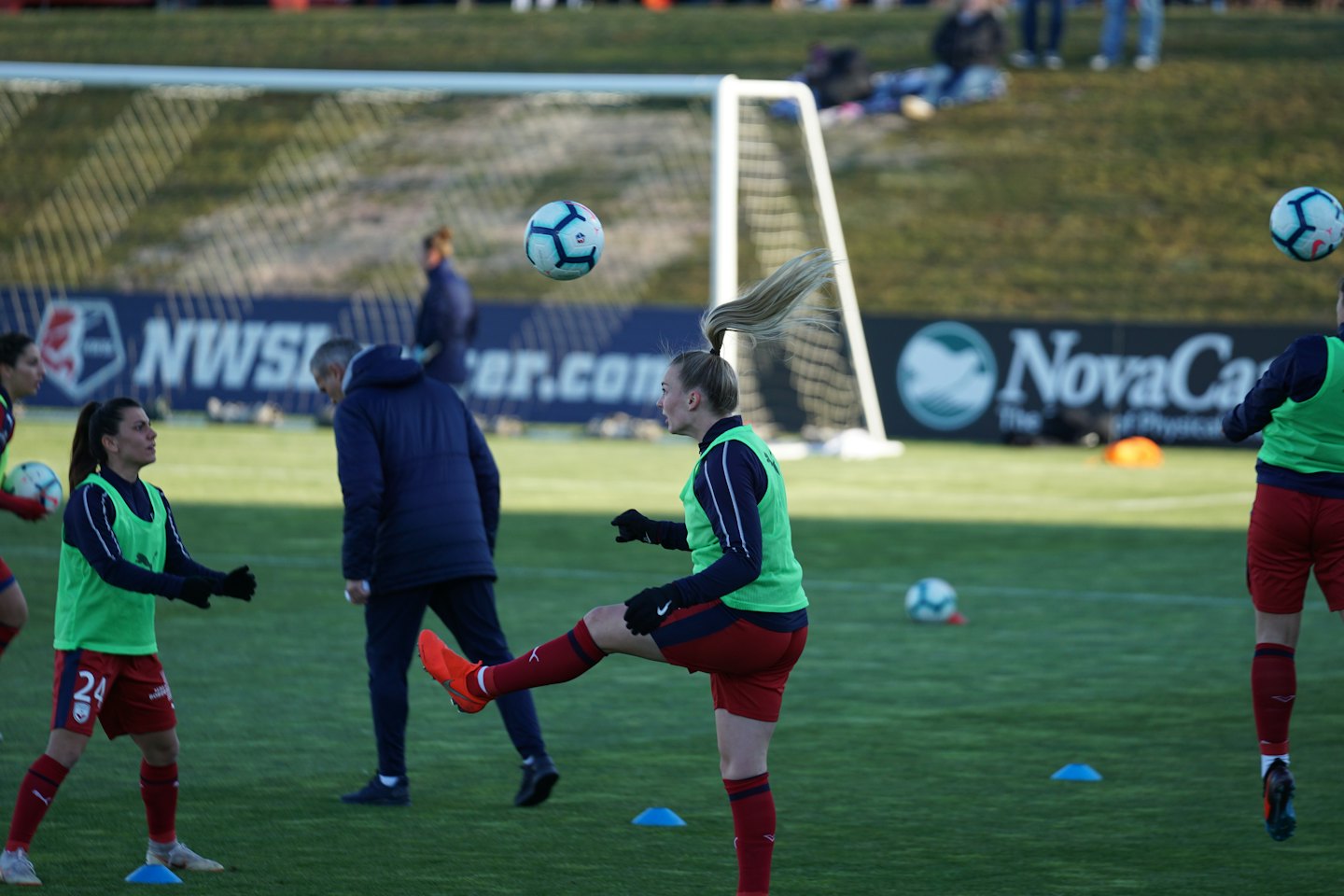 Fußballspieler üben auf einem grünen Rasenfeld.